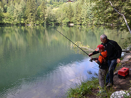 Mann mit Kind beim Fischen